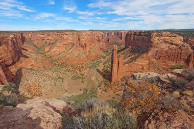 Örümcek Kayası 'nın kırmızı kumtaşı kulesi Chinle, Arizona yakınlarındaki Navajo Ulusu' ndaki Chelly Kanyonu Ulusal Anıtı 'nda.