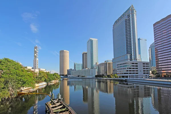 Partiell Tampa Florida Skyline Med Riverwalk Park Och Kommersiella Byggnader — Stockfoto