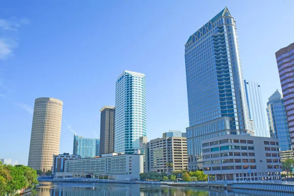 Teilweise Skyline Von Tampa Florida Mit Riverwalk Park Und Geschäftsgebäuden — Stockfoto