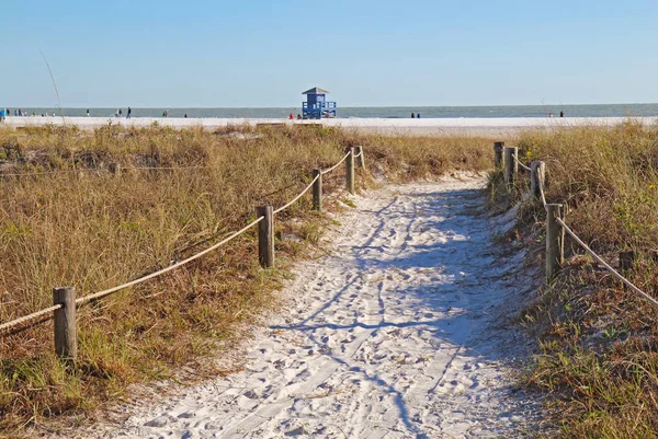 Путь Белому Песчаному Пляжу Спасательной Станции Пляже Фаста Бич Недалеко Лицензионные Стоковые Фото