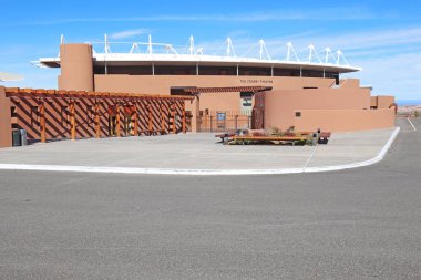 Santa Fe, New Mexico - 22 Ekim 2019: Santa Fe Opera (Sfo) binasındaki Crosby Tiyatrosu 'nun dış cephesi. Şu anki bina 1998 yılında inşa edilmiş ve şehrin 7 mil kuzeyinde yer almaktadır..