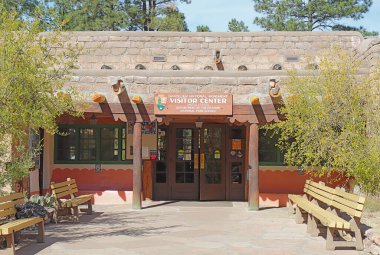 Los Alamos, New Mexico - 23 Ekim 2019: Bandelier Ulusal Anıtı 'nın ana girişi, 1930' larda Ulusal Park Hizmetleri 'nin kırsal tarzında bir pueblo olarak inşa edildi..