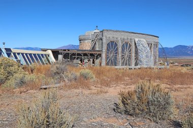 Taos, New Mexico - 26 Ekim 2019: Geri dönüşümlü malzemelerle inşa edilen çevre dostu binalar, Taos, New Mexico yakınlarındaki Büyük Dünya Topluluğu 'nun bir parçası.