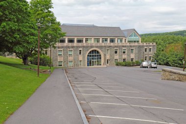 Hamilton, New York - 28 Mayıs 2017: New York kırsalındaki Hamilton köyündeki Colgate Üniversitesi 'nin kampüsündeki Case-Geyer kütüphanesi.