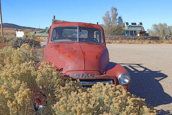 Taos New Mexico Oktober 2019 Gammal Bil Och Jordskeppsbyggnad Med — Stockfoto