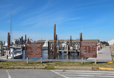 NAGS BAŞKANI, Kuzey CAROLINA - 20 Şubat 2017: Oregon Körfezi Balıkçılık Merkezi 'nden Pamlico Sound ve Atlantik Okyanusu' na balıkçı tekneleri kiralamak için işaretler ve çizelgeler.