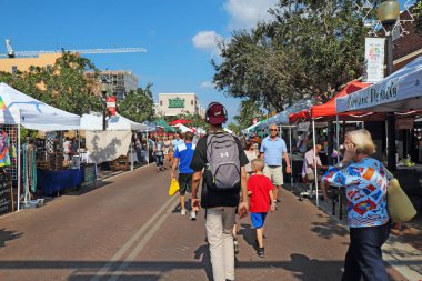 SARASOTA, FLORIDA - 19 Kasım 2016: Sonbaharda Sarasota Çiftçi Pazarı 'nda satıcılar ve müşteriler. Bu canlı olay her cumartesi saat 7 'den 1' e kadar Lemon Avenue ve State Caddesi 'nde gerçekleşir..