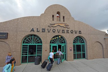 ALBUQUERQUE, NEW MEXICO - 9 Ekim 2016: Bagajlı Güneybatı Şef Hattı yolcuları Albuquerque, New Mexico 'daki rayların yakınındaki Amtrak tren istasyonuna girdiler.