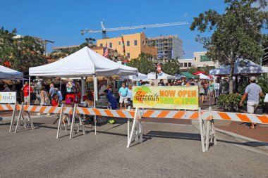SARASOTA, FLORIDA - 19 Kasım 2016: Sonbaharda Sarasota Çiftçi Pazarı 'nda satıcılar ve müşteriler. Bu canlı olay her cumartesi saat 7 'den 1' e kadar Lemon Avenue ve State Caddesi 'nde gerçekleşir..