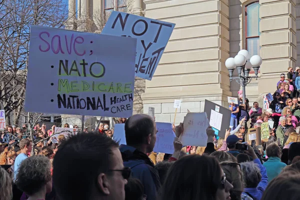 Lafayette Indiana Června 2017 Mírumilovní Demonstranti Trump Womens Březnu Schodech — Stock fotografie