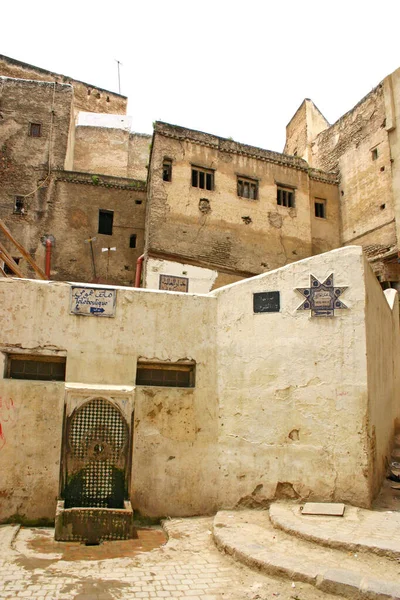 Fez Morocco Mai 2006 Wasserbrunnen Häuser Und Schilder Einer Typischen Stockbild