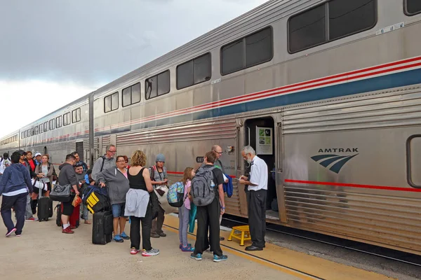 ニューメキシコ州アルバカーキ 2016年10月9日 乗客は ニューメキシコ州アルバカーキの駅で 南西チーフ アムトラックの列車に乗るためのチケットをロサンゼルスに提示するのを待つ ストックフォト