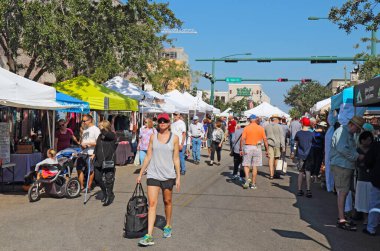 SARASOTA, FLORIDA - 19 Kasım 2016: Sonbaharda Sarasota Çiftçi Pazarı 'nda satıcılar ve müşteriler. Bu canlı olay her cumartesi saat 7 'den 1' e kadar Lemon Avenue ve State Caddesi 'nde gerçekleşir..