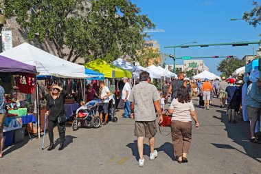 SARASOTA, FLORIDA - 19 Kasım 2016: Sonbaharda Sarasota Çiftçi Pazarı 'nda satıcılar ve müşteriler. Bu canlı olay her cumartesi saat 7 'den 1' e kadar Lemon Avenue ve State Caddesi 'nde gerçekleşir..