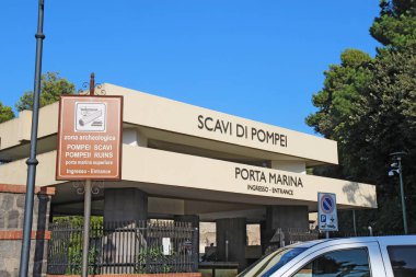 POMPEII, İtalya - 9 Ekim 2014: Napoli yakınlarındaki Pompeii kazılarının ana girişi. MS 79 'da Vezüv Dağı' nın patlaması sonucu yok olan bu antik şehir popüler bir turizm beldesi..