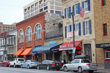 AUSTIN, TEXAS - 3 Şubat 2014: Altıncı Cadde Tarihi Bölgesi 'ndeki barlar, restoranlar ve diğer işletmeler, Ulusal Tarih Yerleri Sicilinde yer alan önemli bir turizm beldesi.