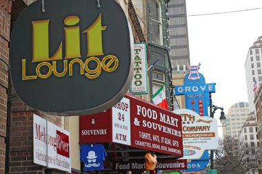 AUSTIN, TEXAS - 3 Şubat 2014: Tarihi Yerler Ulusal Sicilinde yer alan önemli bir turizm merkezi olan Altıncı Cadde Tarihi Bölgesi 'ndeki barlar, restoranlar ve diğer işletmeler için tabelalar.