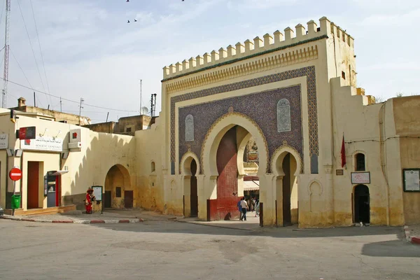 モロッコのフェズ 2006年5月19日 歩行者はモロッコのフェズにある古いメディア フェス バリのメインエントランスであるBab Bou Jeloud またはBlue Gate を歩きます — ストック写真