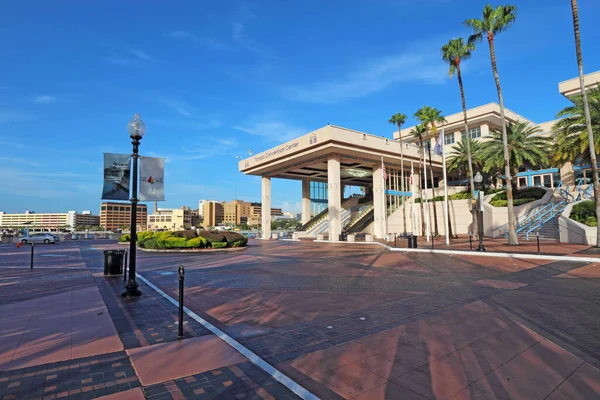 TAMPA, FLORIDA - 1 Ağustos 2016: Tampa Kongre Merkezi 'nin ana girişi. Hillsborough Nehri ağzındaki bu orta büyüklükteki tesis 1990 yılında açıldı ve yılda 300 'den fazla etkinliğe ev sahipliği yapıyor..