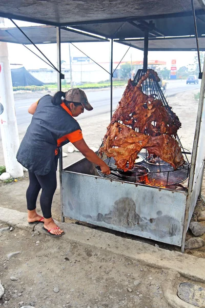 Naranjal Ecuador July 2011 Woman Tends Meat Roasting Fire Restaurant — Stock Photo, Image
