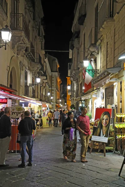 ソレント イタリア 2014年10月9日 夜にイタリアのソレントのダウンタウンにあるサン チェザーロ通りを通って観光客 この歩行者専用商店街は 観光客が飲食店を訪れる人気の目的地です — ストック写真