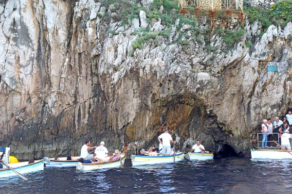 Capri Itálie Října 2014 Turisté Malých Člunech Čekají Vstup Slavné — Stock fotografie