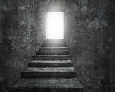 Açık kapı ile parlak ışık ve eski kirli beton merdiven