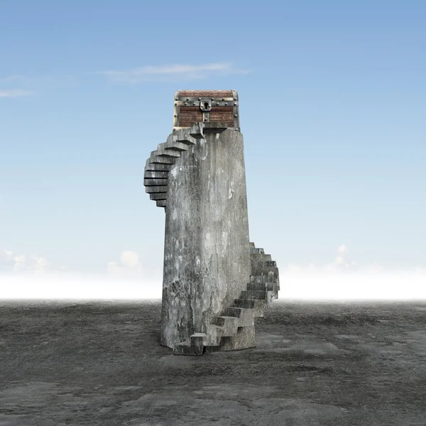 Старый сундук с сокровищами на спиральной лестнице — стоковое фото