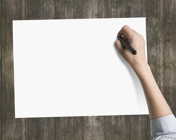 空白のホワイト ペーパーにペンの書き込みを保持している女性の手 — ストック写真