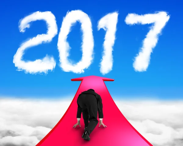 Empresario listo para correr en flecha hacia la nube de 2017 — Foto de Stock