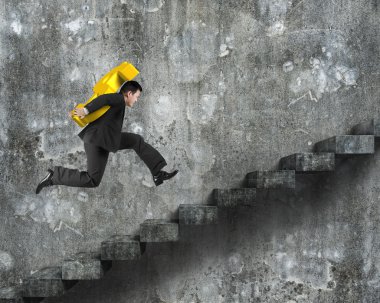 Taşıma altın dolar işareti eski beton merdiven üzerinde çalışan adam