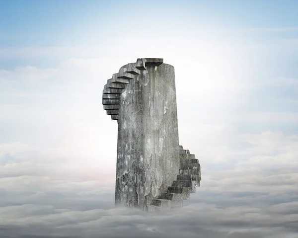 Oude toren van de vuile concrete spiraal over cloudscape — Stockfoto