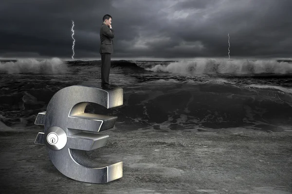 Tänkande affärsman står på silver eurotecknet med lås — Stockfoto