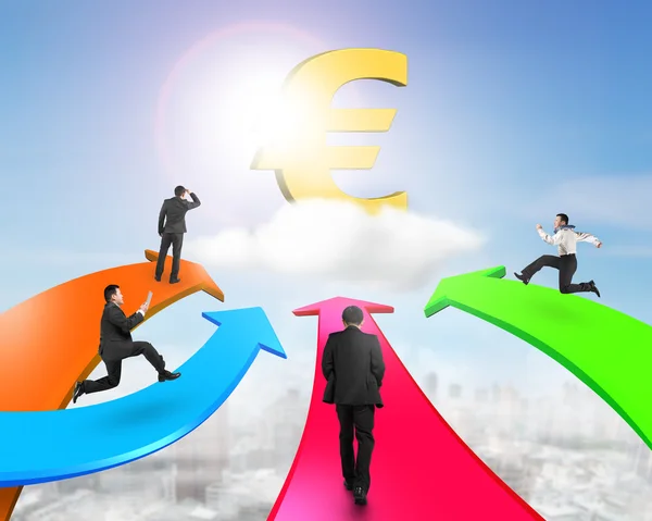 Muži na čtyři barevné šipky jdou směrem k zlatý symbol eura — Stock fotografie