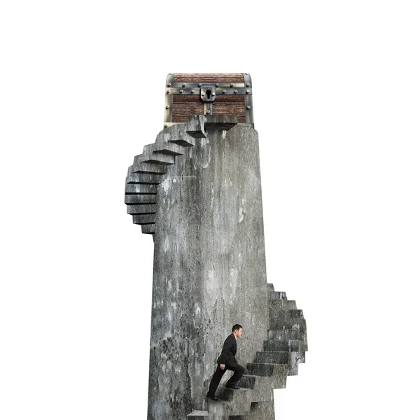 Бизнесмен поднимается по винтовой лестнице к сундуку с сокровищами — стоковое фото