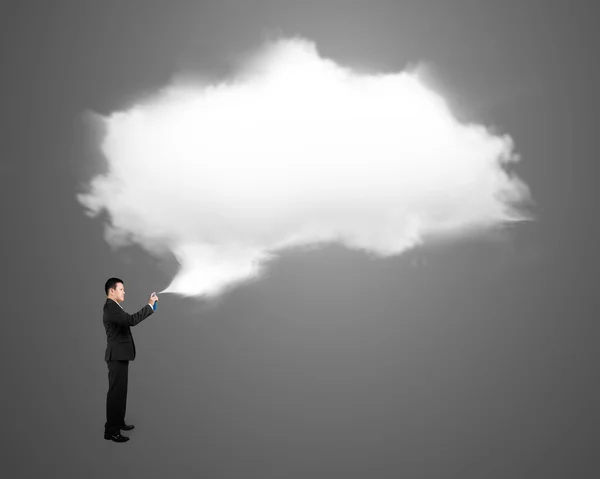 Hombre rociando una nube blanca — Foto de Stock