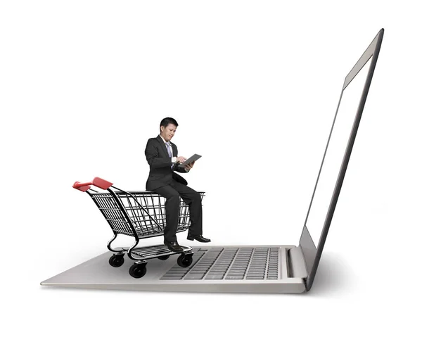 Hombre usando la tableta sentado en el carrito de la compra con portátil — Foto de Stock