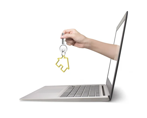 Hand holding house key vine de la ecranul laptopului — Fotografie, imagine de stoc