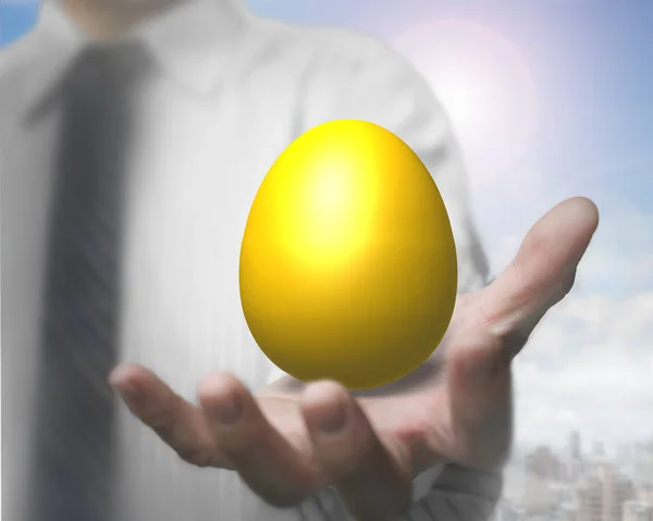 Επιχειρηματίας χέρι εκμετάλλευση χρυσό αυγό — Φωτογραφία Αρχείου