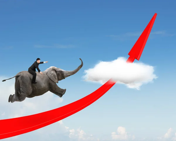 Επιχειρηματίας ιππασία ελέφαντα στο κόκκινο βέλος επάνω γραμμή τάσης — Φωτογραφία Αρχείου