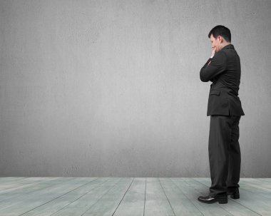 Çene ve düşünme elini tutarak ayakta işadamı