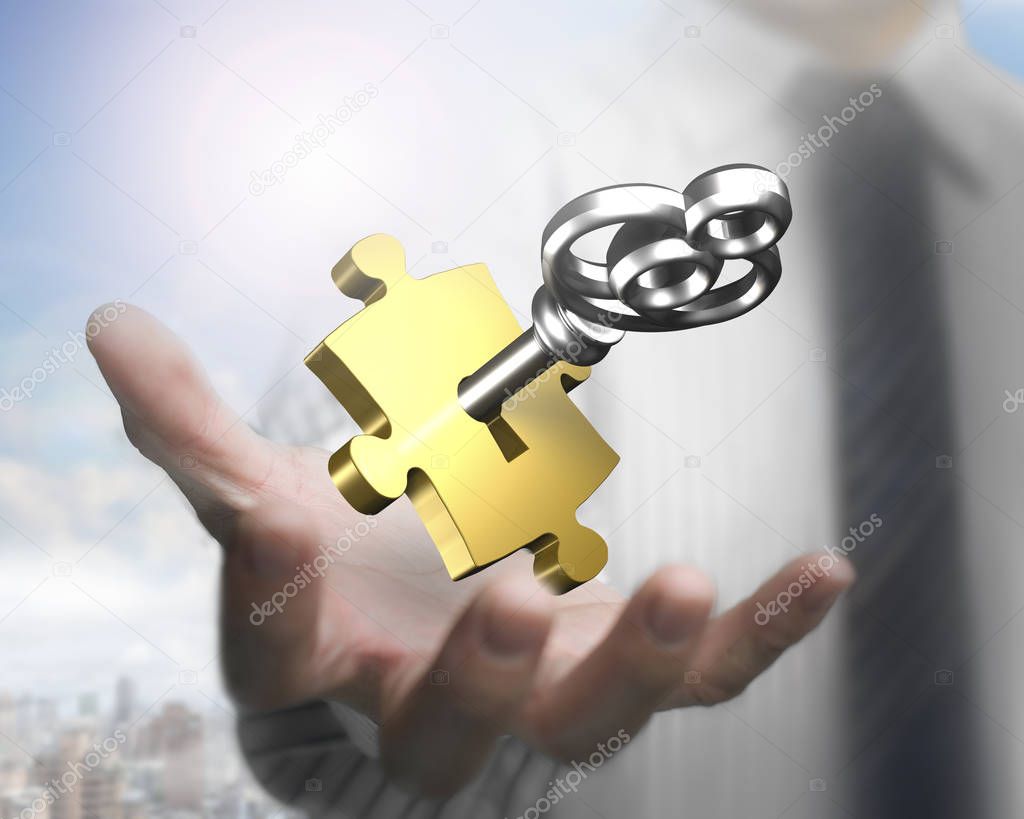 Mann zeigt goldene Puzzle Handstück mit silbernen Schlüssel — Stockfoto