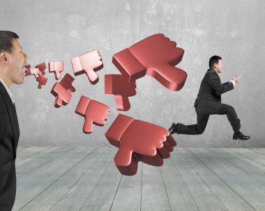 Aşağı başparmak püskürtme çalışan bağırıyor patron