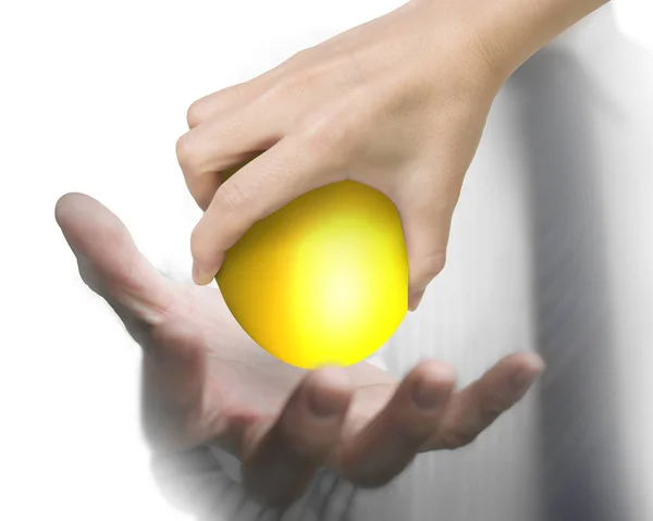 Tangan memberikan satu telur emas — Stok Foto