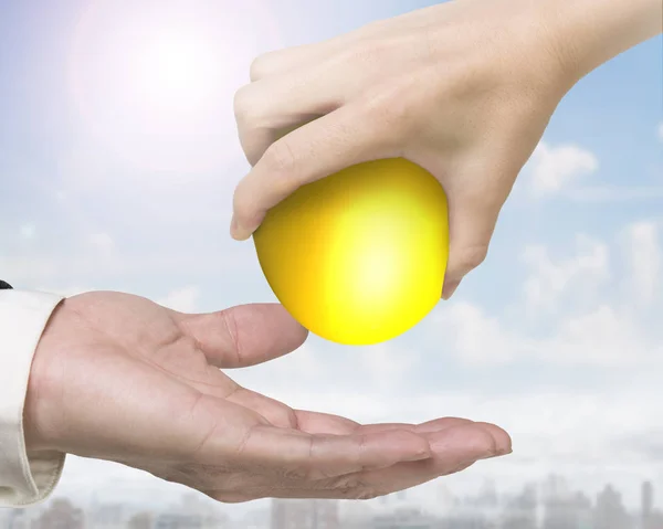 Tangan memberikan satu telur emas — Stok Foto