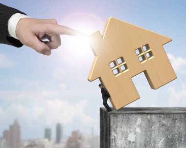 El yardım ile beton duvar ahşap ev tutan adam
