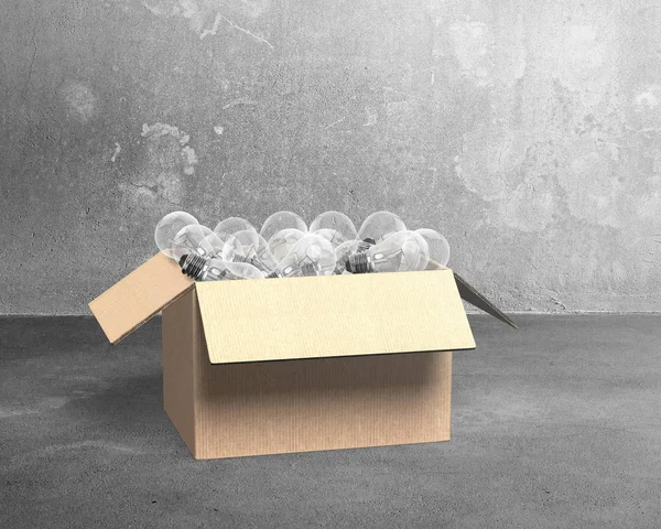 Caja de cartón abierta con bombillas —  Fotos de Stock