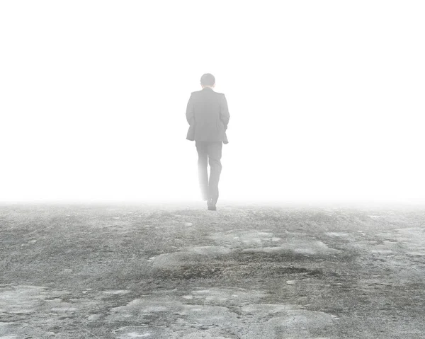 Hombre caminando en la niebla en el suelo de hormigón sucio —  Fotos de Stock