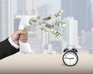 Para dışarı püskürtme ile telefon cep telefonu tutan el