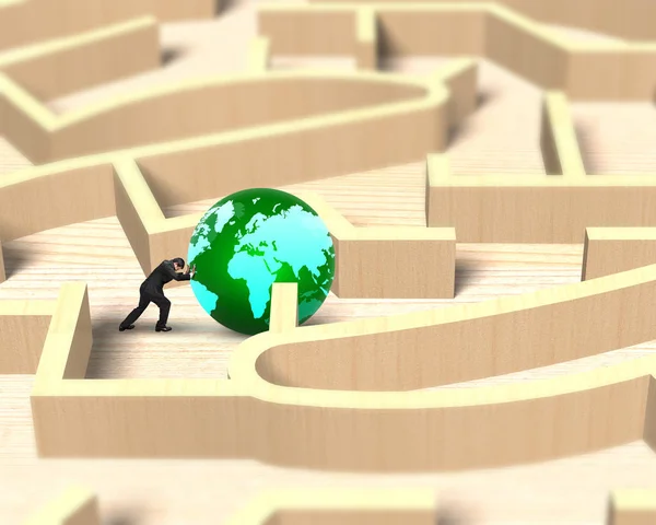 Mann schiebt Globus im hölzernen Labyrinth Spiel — Stockfoto